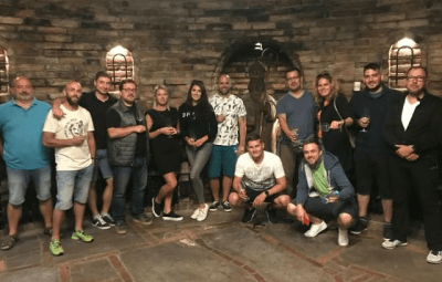 Fotka našeho teamu ve vinném sklípku